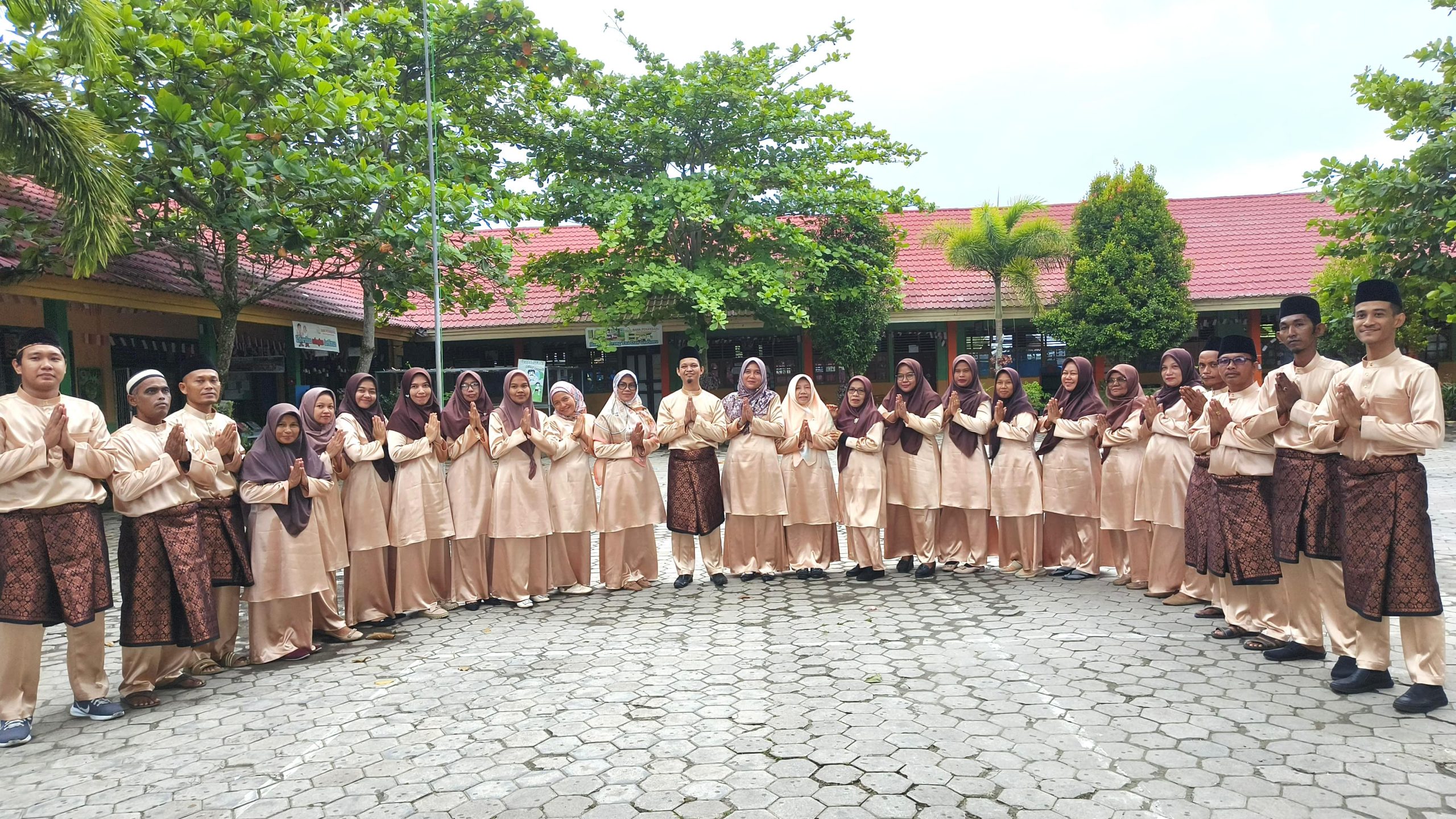 Wali Kelas dan Peserta Didik SD Negeri 01 Benteng Hulu