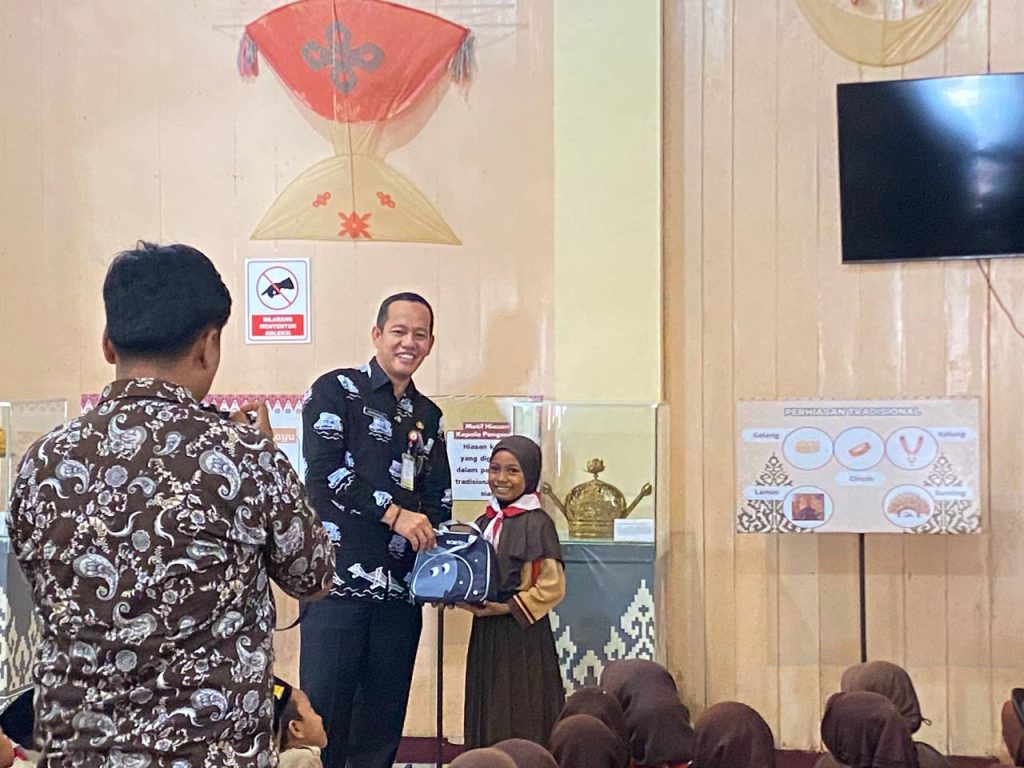 Kunjungan ke balai Sri Rung