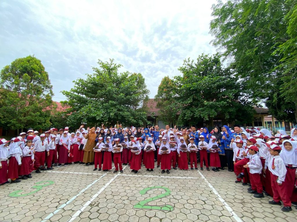 penyerahan bantuan baju gratis dari pemerintah kabupaten siak